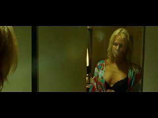 La delicata bionda Riley Steele in video porno nere bella lingerie viene scopata da un ragazzo carino